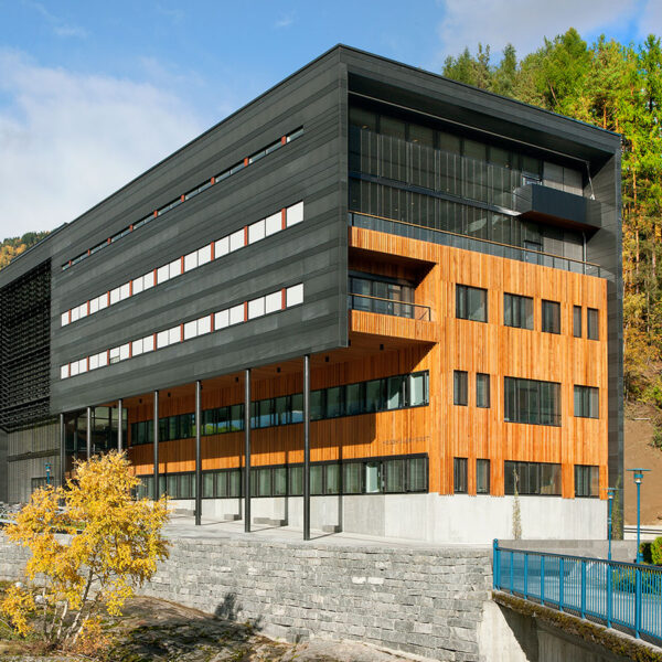 Høgskulen i Sogndal, sentralbygget med fasade i tre og mørkt panel. Ingenia var rådgivende ingeniør for slokkeanlegg og VVS