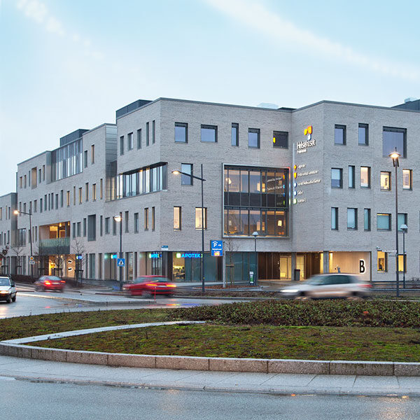 Helsehuset Fredrikstad, nybygg med glassfasade. Ingenia var rådgivende ingeniør for VVS, ventilasjon og energi