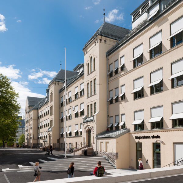 Osloskole i mur, sett fra gaten