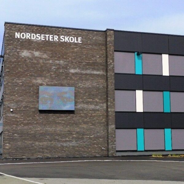 Nordseter skole, fasade med skolens navn