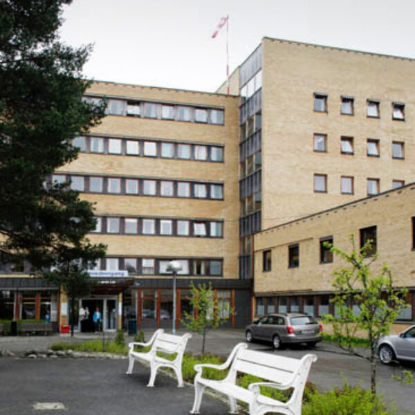 Ringerike sykehus, hovedbygget med inngang. Ingenia var rådgivende ingeniør for VVS