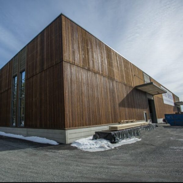 Splitkon massivtrefabrikk i Modum, fabrikkbygg med trefasade. Ingenia var rådgivende ingeniør for vann og avløp