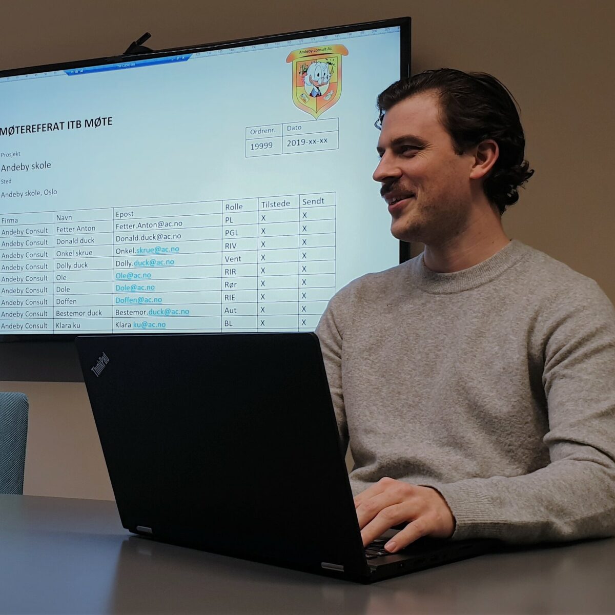 Medarbeider fra Ingenia jobber med ITB-møtereferat på laptop