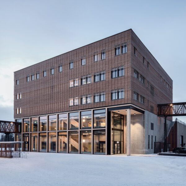NTNU Gjøvik, nybygg i teglstein og glass med gangbro. Ingenia var rådgivende ingeniør for energi og vann og avløp