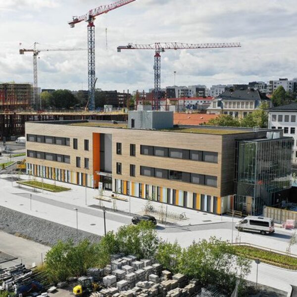 Løren skole under bygging, med byggekraner. Ingenia var rådgivende ingeniør for vann og avløp