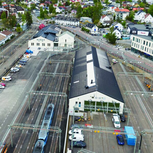 Holtet base, flyfoto av anlegget med trikk. Ingenia var rådgivende ingeniør for bygningsfysikk og arbeidsmiljø
