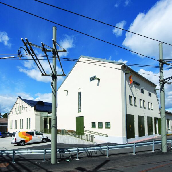 Holtet base, hvit bygning med kjøreledninger for trikk. Ingenia var rådgivende ingeniør for bygningsfysikk og arbeidsmiljø
