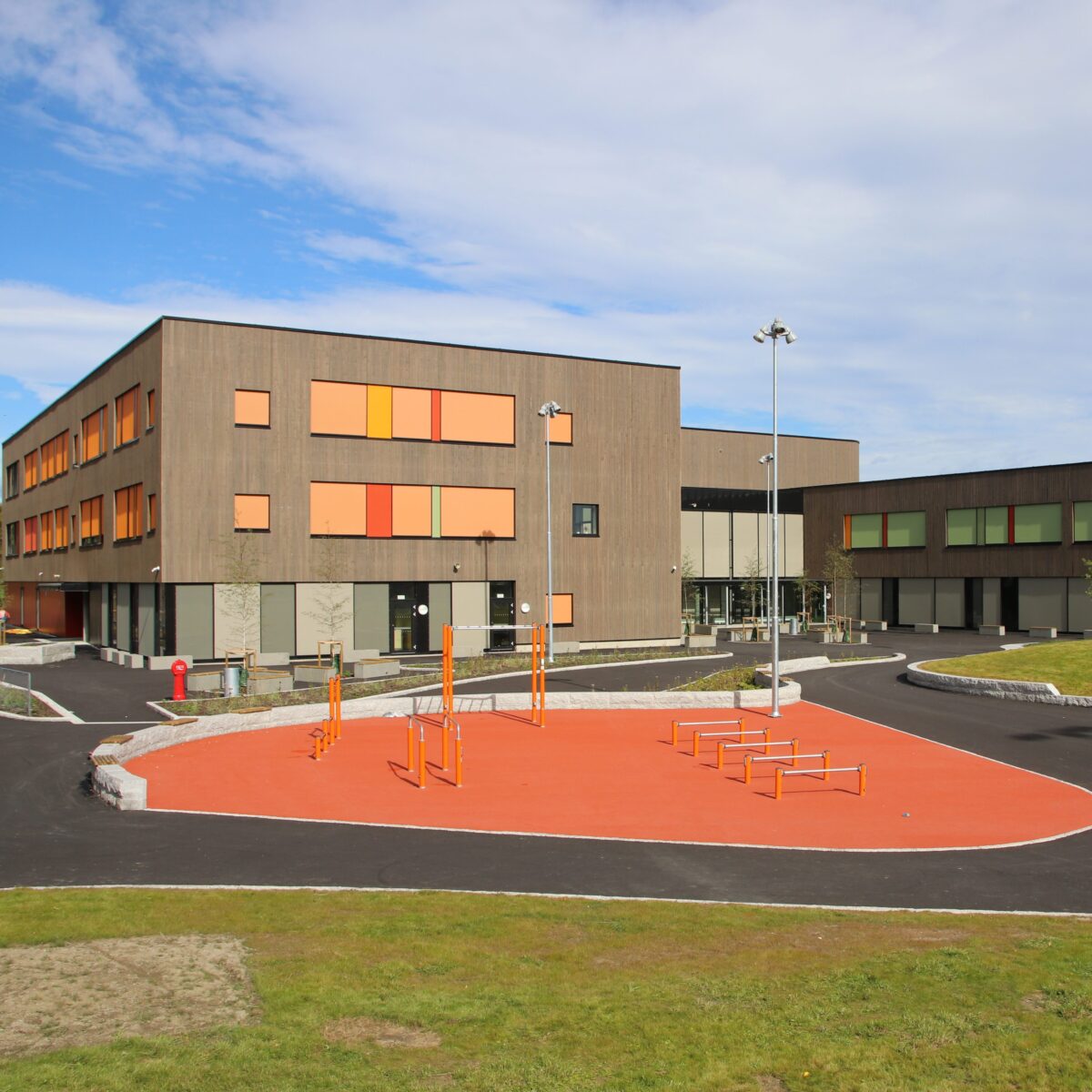 Nittedal ungdomsskole, nybygg med oransje skolegård. Ingenia var rådgivende ingeniør for ITB og automasjon