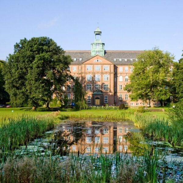 NMBU Ås, Urbygningen speilet i dammen foran. Ingenia var rådgivende ingeniør for ITB og automasjon