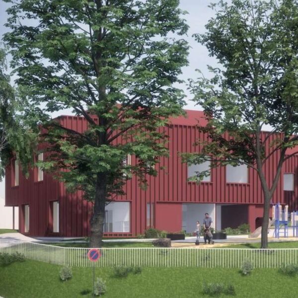 Gjettumkollen barnehage, rødt trebygg i grønne omgivelser. Ingenia var rådgivende ingeniør for VVS, vann og avløp og bygningsfysikk