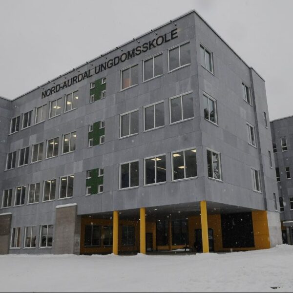 Nord-Aurdal ungdomsskole, fasade med gule søyler. Ingenia var rådgivende ingeniør for VVS