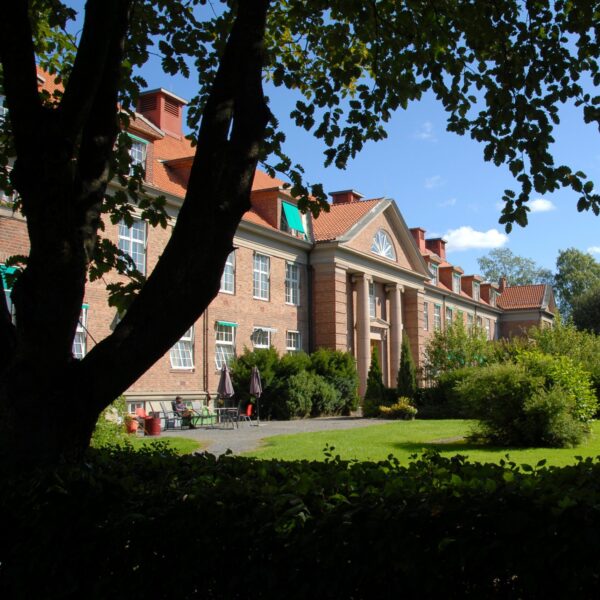 Diakonhjemmet sykehus, eldre murbygning med lindetrær. Ingenia var rådgivende ingeniør for VVS og slokkeanlegg
