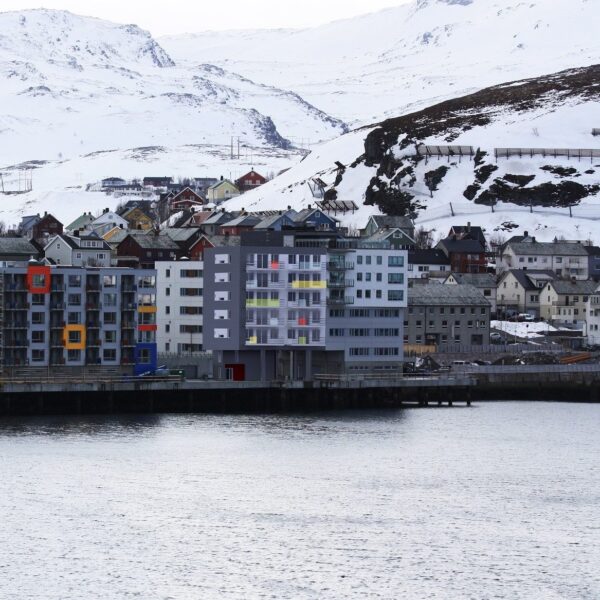 Bryggebakken i Hammerfest, boligbygg ved sjøen med snødekte fjell. Ingenia var rådgivende ingeniør for slokkeanlegg