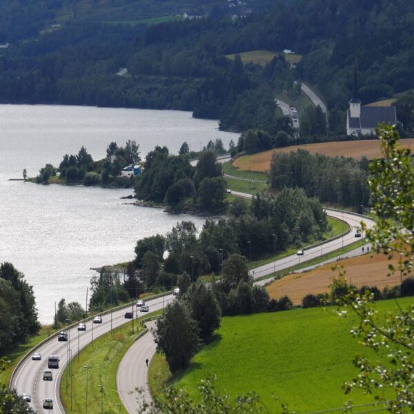 E6 Storhove-Øyer, veien langs Mjøsa sett ovenfra. Ingenia var rådgivende ingeniør for tunnelventilasjon og luftkvalitet