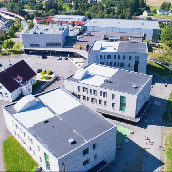 Frogner skole og kultursenter, flyfoto av skolen. Ingenia var rådgivende ingeniør for VVS og bygningsfysikk