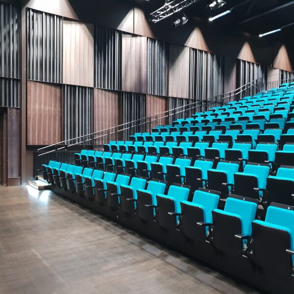 Frogner kultursenter, kultursal med turkise seter. Ingenia var rådgivende ingeniør for VVS og bygningsfysikk
