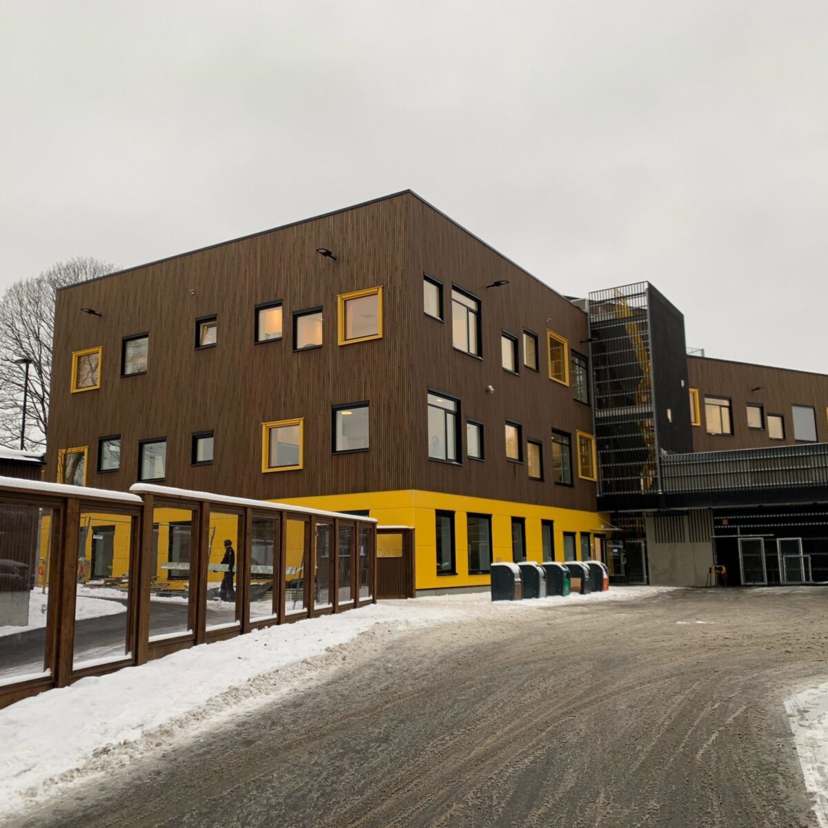 Jarenga barnehage, inngangsparti i mørkt tre. Ingenia var rådgivende ingeniør for VVS, vann og avløp og ITB og automasjon