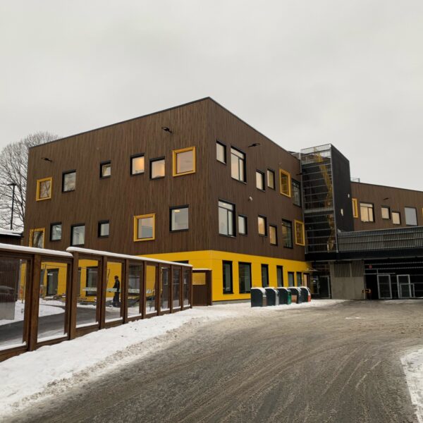Jarenga barnehage, inngangsparti i mørkt tre. Ingenia var rådgivende ingeniør for VVS, vann og avløp og ITB og automasjon