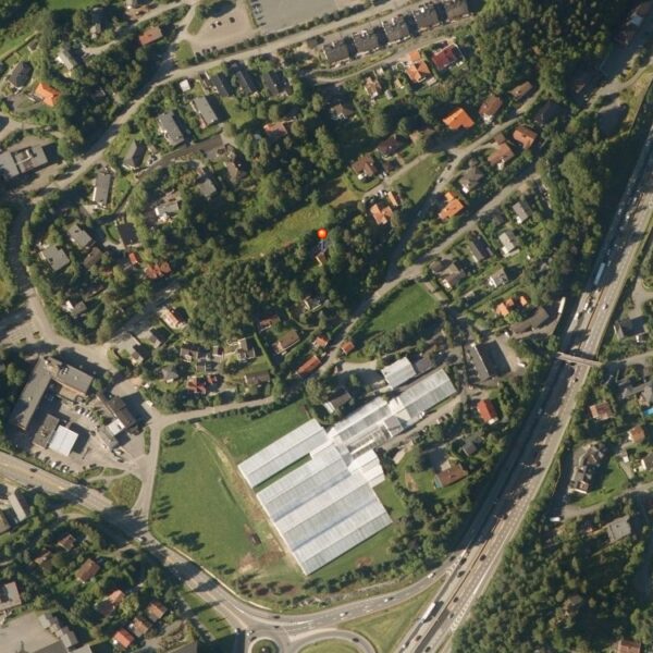 Ravnsborgveien 18, flyfoto av tomten med veksthus. Ingenia var rådgivende ingeniør for vann og avløp og overvann