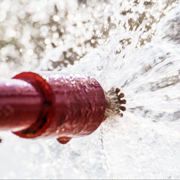Sprinklerhode som utløses med vann, automatisk slokkeanlegg