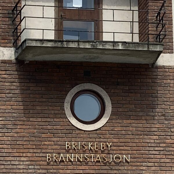 Skiltet på Briskeby brannstasjon