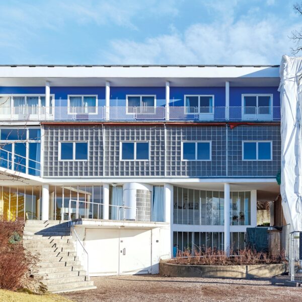 Villa Stenersen, funkisvilla i blått og hvitt. Ingenia var rådgivende ingeniør for energi