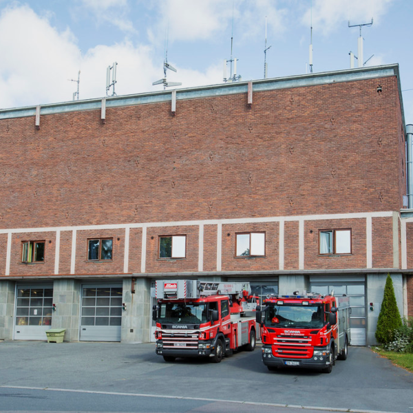 Briskeby brannstasjon, verneverdig murbygg med brannbiler