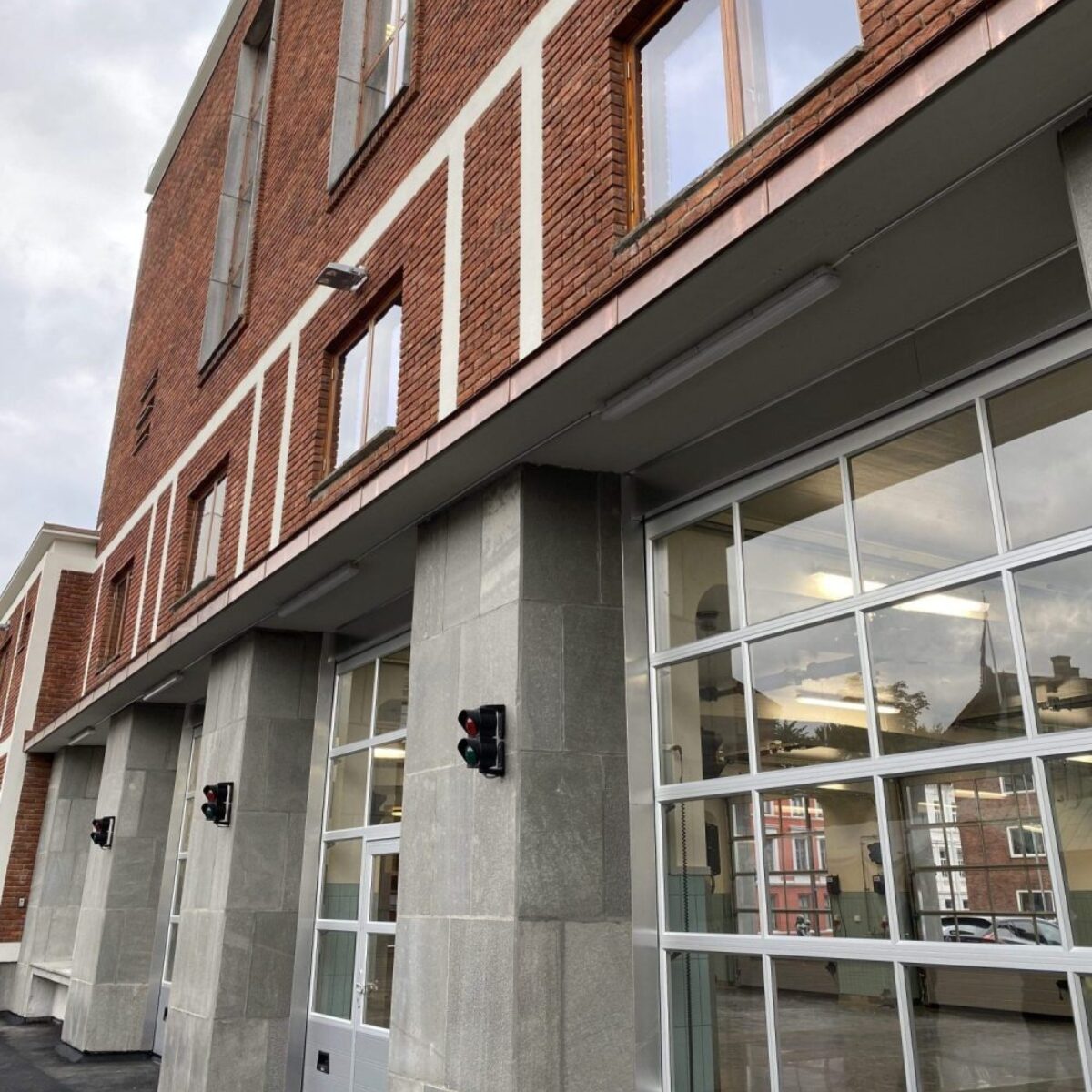 Briskeby brannstasjon, fasade med store vinduer