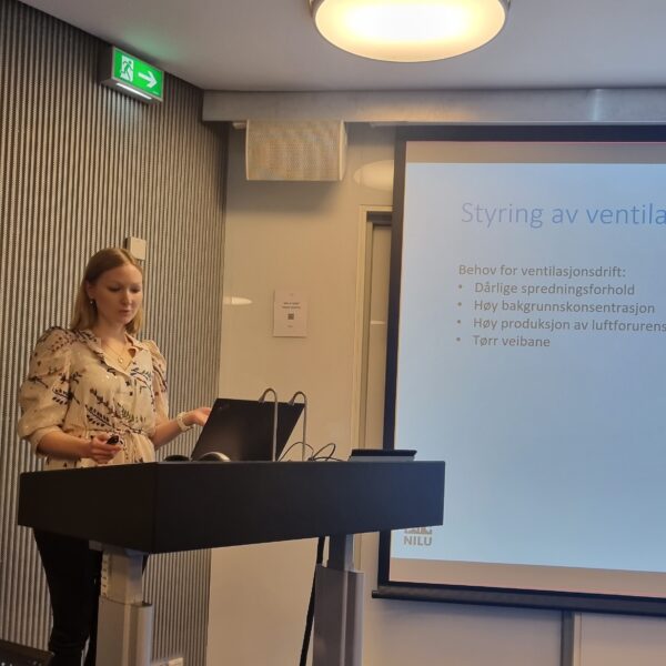 Martine fra Ingenia holder foredrag om styring av ventilasjon