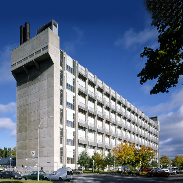 Ullevål sykehus, Institutt for klinisk medisin, høyblokk i betong. Ingenia var rådgivende ingeniør for VVS og ITB og automasjon