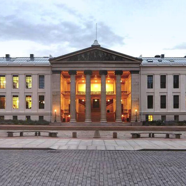 Domus Media ved Universitetet i Oslo, hovedfasaden med søyler. Ingenia var rådgivende ingeniør for bygningsfysikk