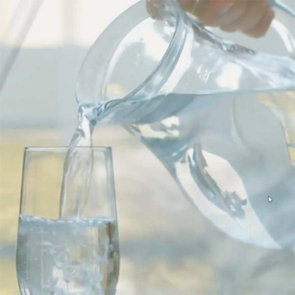 Rent drikkevann helles i glass. Ingenia var rådgivende ingeniør for vann og avløp