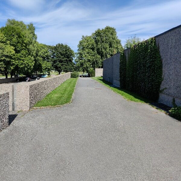 Haslum krematorium, minnelund med steinmur og hekk. Ingenia var rådgivende ingeniør for ventilasjon
