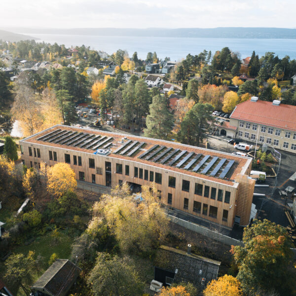 Nordstrand ungdomsskole, flyfoto med solceller på taket. Ingenia var rådgivende ingeniør for vann og avløp