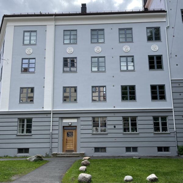 Ila kvartal, borettslag med lys fasade. Ingenia var rådgivende ingeniør for bygningsfysikk