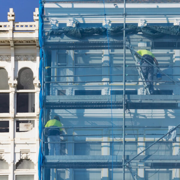Stillas på fasade under rehabilitering av bygård