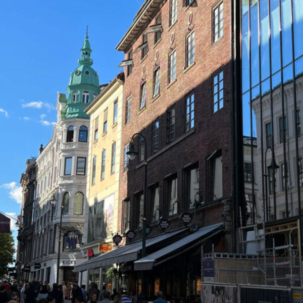 Karl Johans gate 17 i Oslo, gatebilde med bygården i mur. Ingenia var rådgivende ingeniør for VVS, vann og avløp og bygningsfysikk