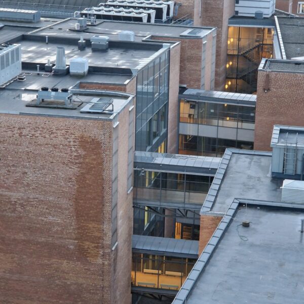 Rikshospitalet, tilbygg sett fra taket med teknisk utstyr. Ingenia var rådgivende ingeniør for ITB og automasjon og bygningsfysikk