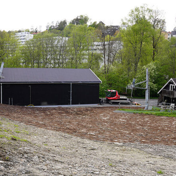 Sloreåsen alpinsenter, garasje for tråkkemaskin ved bakken. Ingenia var rådgivende ingeniør for miljø