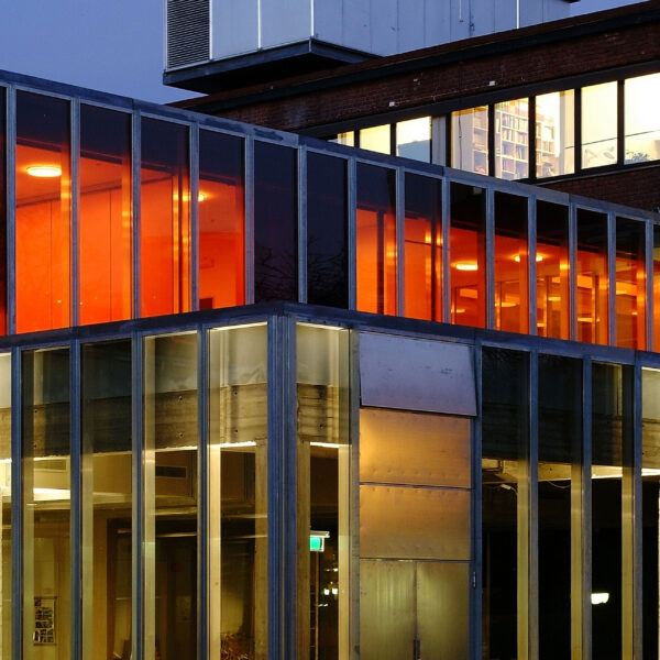 Arkitektur- og designhøgskolen i Oslo, fasade med oransje glass. Ingenia var rådgivende ingeniør for VVS