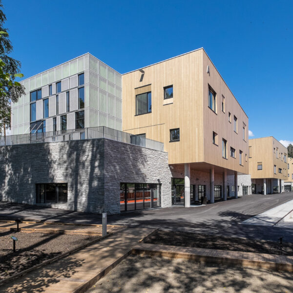 Bjørnsletta skole, skolebygg i tre og betong. Ingenia var rådgivende ingeniør for slokkeanlegg og VVS