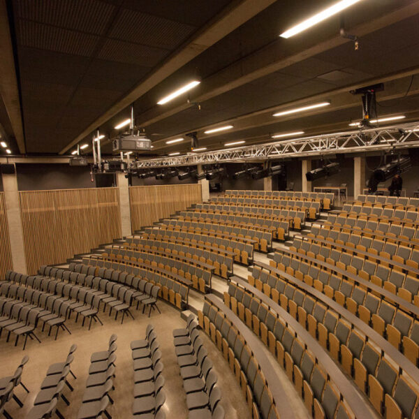 Oslo katedralskole, aula med amfi. Ingenia var rådgivende ingeniør for VVS