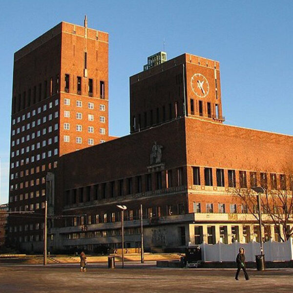 Oslo rådhus, de to tårnene sett fra Fridtjof Nansens plass. Ingenia var rådgivende ingeniør for VVS