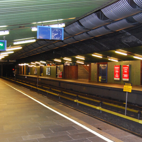 Tøyen stasjon, perrong i T-banen. Ingenia var rådgivende ingeniør for tunnelventilasjon